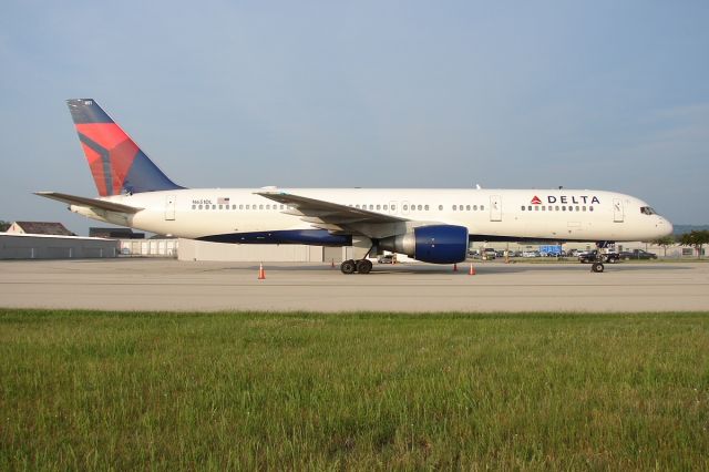 Boeing 757-200 (N651DL)