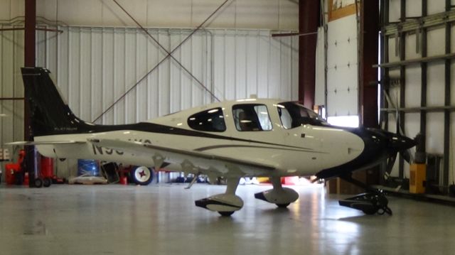 Cirrus SR-22 (N984KC) - A 2015 SR-22 GTS Platinum at the Exact 1 aviation hanger in Ankeny, Iowa.  Taken January 23, 2016.