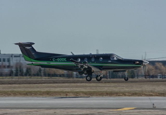 Pilatus PC-12 (C-GODE) - Arriving in CYHU, 03-04-2021