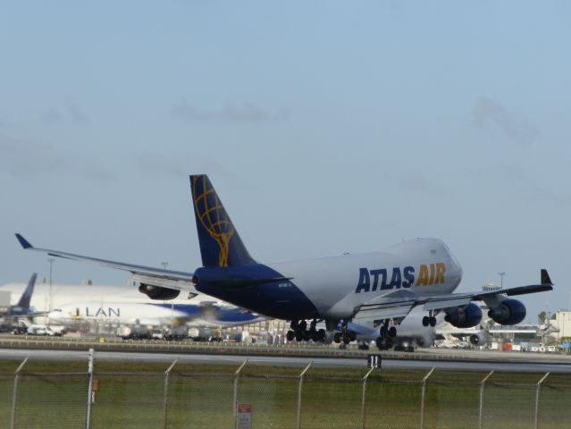 Boeing 747-400 (N475MC)