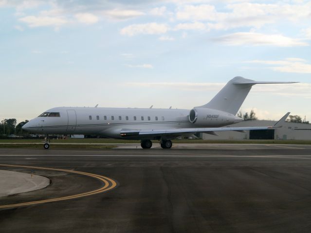 Bombardier Global Express (N343DF) - Take off runway 10L