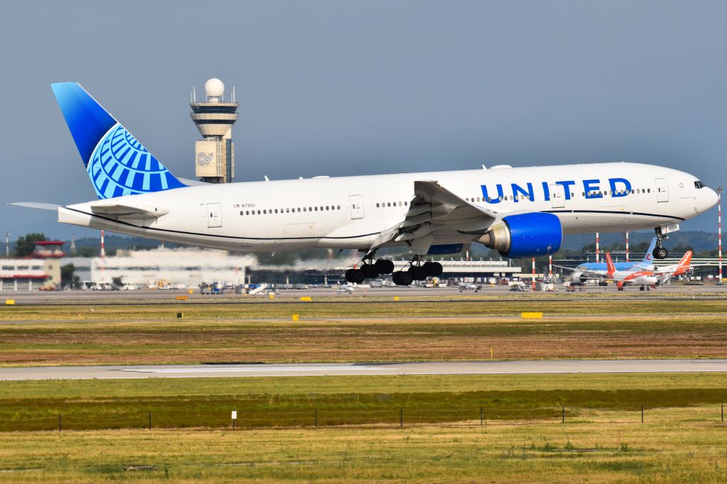 Boeing 777-200 (N79011)