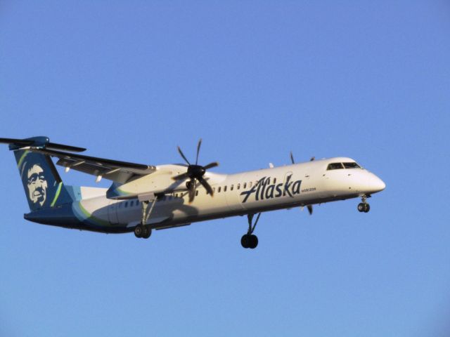 de Havilland Dash 8-400 (N447QX) - Landing RWY 20R