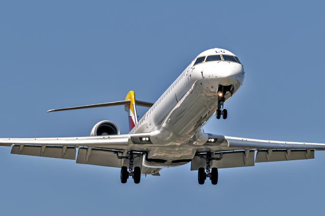 Bombardier CRJ-1000 (EC-MLO)