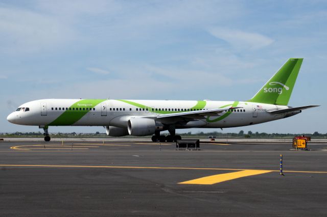 Boeing 757-200 (N6704Z) - Seen on 22-Jul-07 in Song colour scheme.