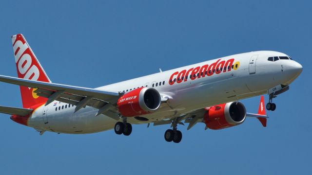 Boeing 737 MAX 9 (PH-CDK) - On approach runway 16.