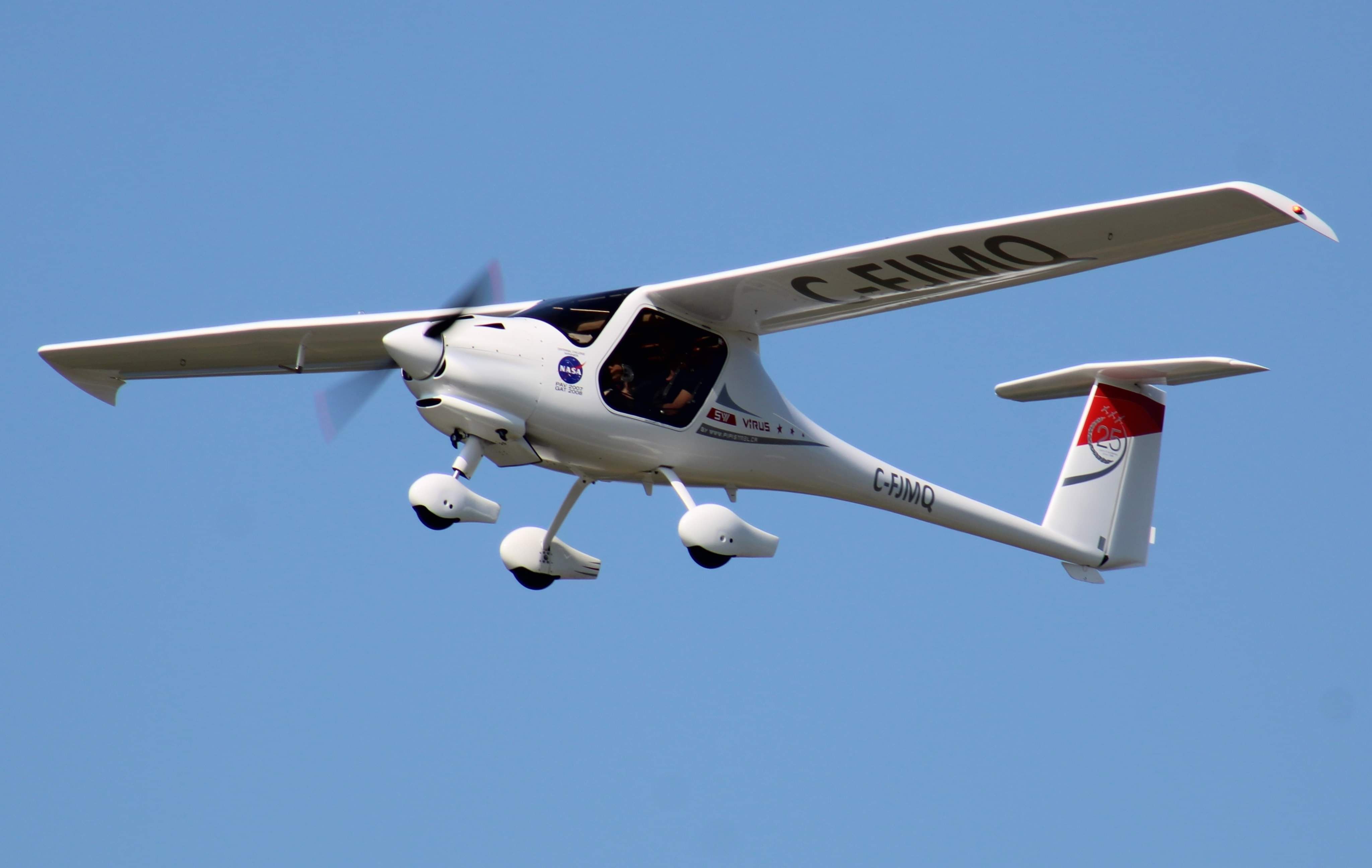 PIPISTREL Surveyor (C-FJMQ) - Très bel hultra léger à son declllage piste 25 à CYGR à destination de CZBF