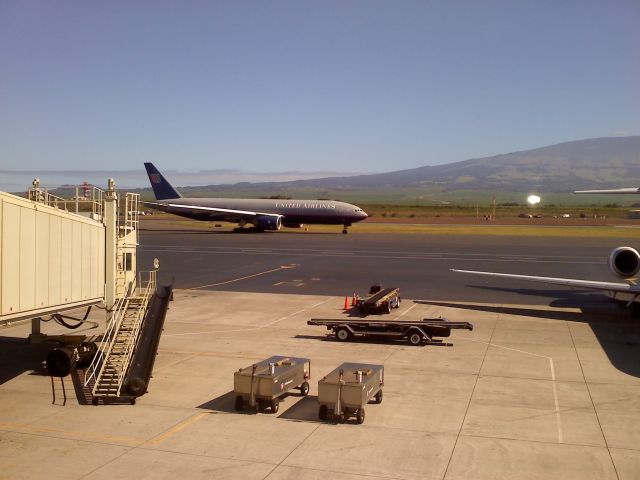 Boeing 777-200 (N212UA) - United Airlines Boeing 777-222ER taxiing to Runway 2 at Kahului Maui.  This plane served as flight 34 with service to San Francisco.