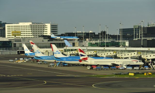 Boeing 737-700 (G-DOCT) - Panoramic of Amsterdam Schiphol airpot with British Airways Boeing 737-436 G-DOCT in the foregroud