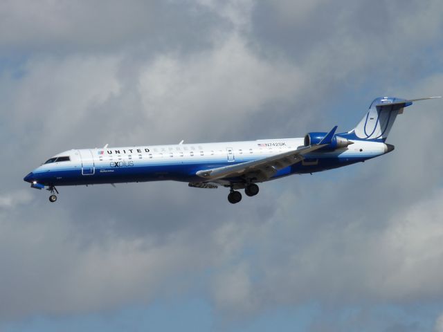 Canadair Regional Jet CRJ-200 (N742SK) - Feb. 17, 2009 - final approach for 25L