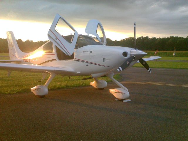 Cirrus SR-20 (N211SJ) - A nice plane I saw at Lee Airport.