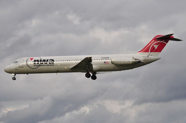 McDonnell Douglas DC-9-40 (N752NW) - Seen at KBWI on 9/27/2009.      a href=http://discussions.flightaware.com/profile.php?mode=viewprofile&u=269247  [ concord977 profile ]/a