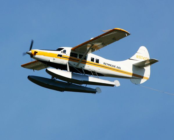 De Havilland Canada DHC-3 Otter (N90422) - KPAE - departing Paine Field ( of course it has retractable gear in the pontoons).