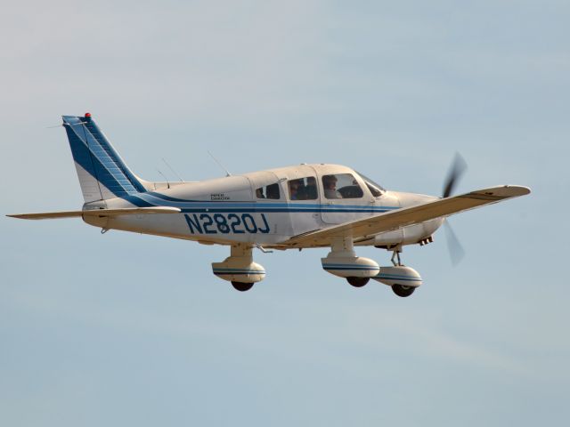 Piper Cherokee (N2820J)