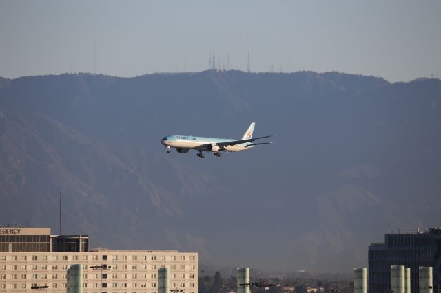BOEING 777-300ER (HL8009)