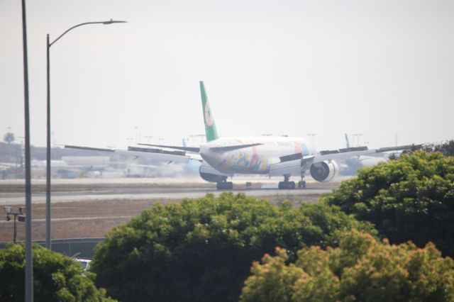 BOEING 777-300ER (B-16722)