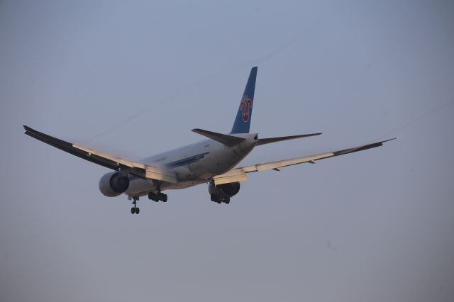 BOEING 777-200LR (B-2072)