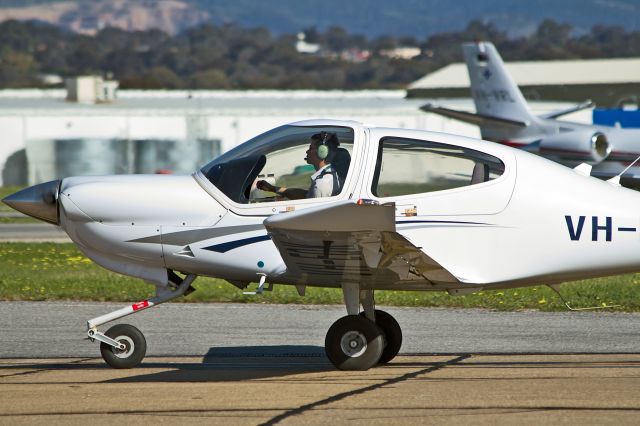 Diamond Star (VH-YTJ) - FLIGHT TRAINING ADELAIDE - DIAMOND DA-40 STAR - REG VH-YTJ (CN 40.953) - PARAFIELD AIRPORT ADELAIDE SA. AUSTRALIA - YPPF (6/9/2016)