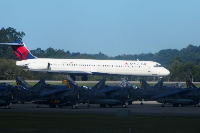 McDonnell Douglas MD-88 (N987DL)