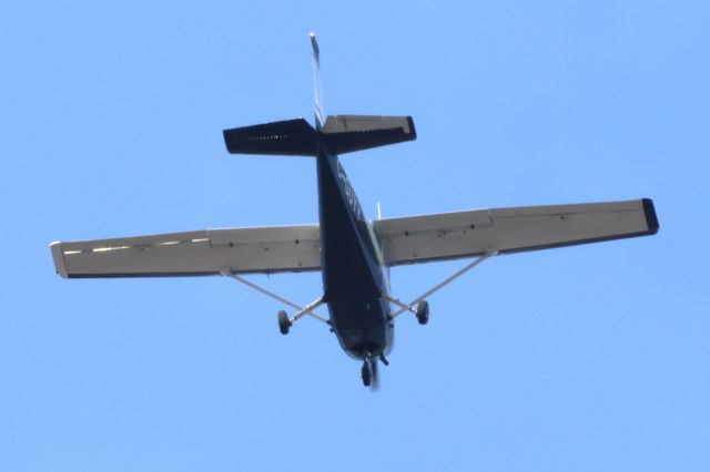Cessna Skyhawk (C-GUYY) - C-GUYY Cessna Skyhawk 172-M Cargair Ltee Survolant la ville de Lavaltrie QC. 07-03-2024 à 14:48