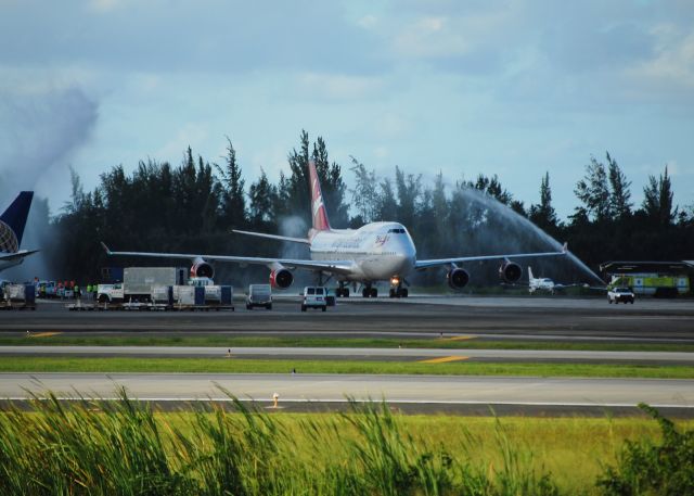 Boeing 747-200 (G-VAST) - November 2009 "Ladybird" (Water Cannon Salute). Bienvenido a Puerto Rico Virgin Atlantic Airways.