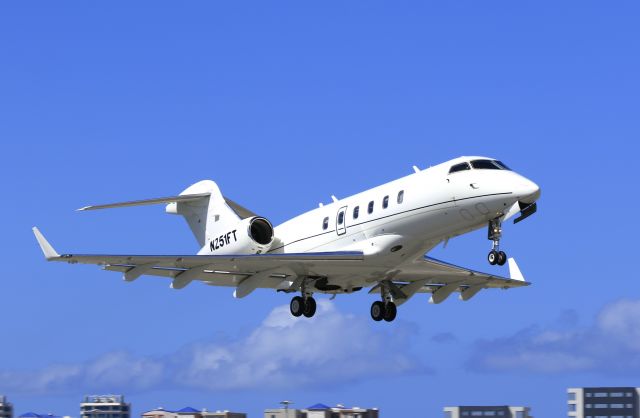 Bombardier Challenger 300 (N251FT)