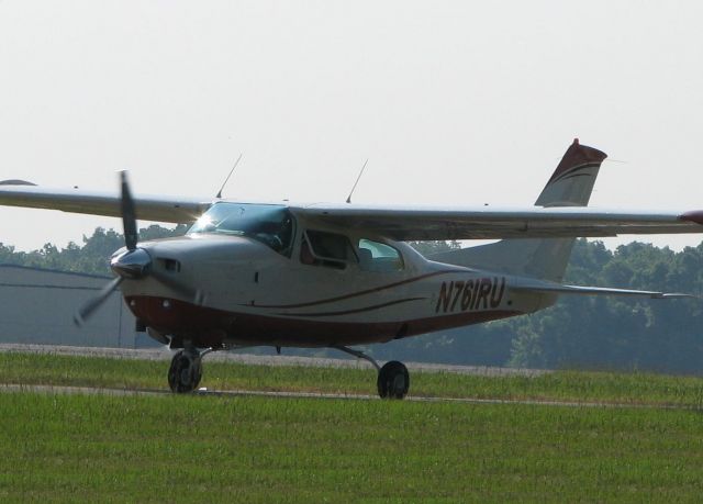 Cessna Centurion (N761RU) - Taxiing to runway 14 for take off from the Shreveport Downtown airport.