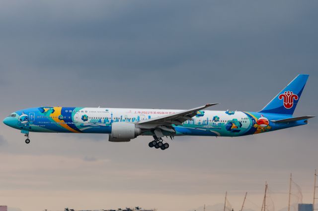 BOEING 777-300ER (B-2007)