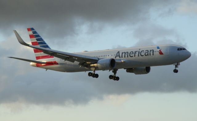 BOEING 767-300 (N396AN)