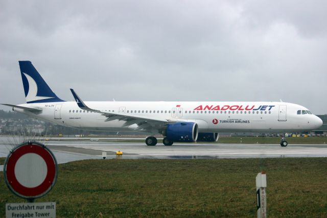 Airbus A321neo (TC-LTV) - Lining up to depart rwy 32 on 18-Jan-24 operating flight THY7879 to LTFJ.