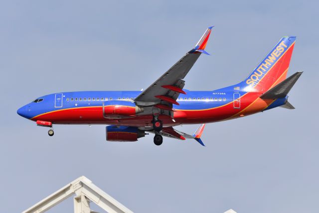 Boeing 737-700 (N7739A)