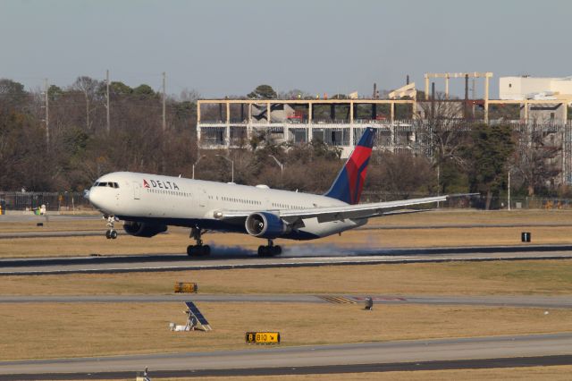 BOEING 767-400 (N833MH)