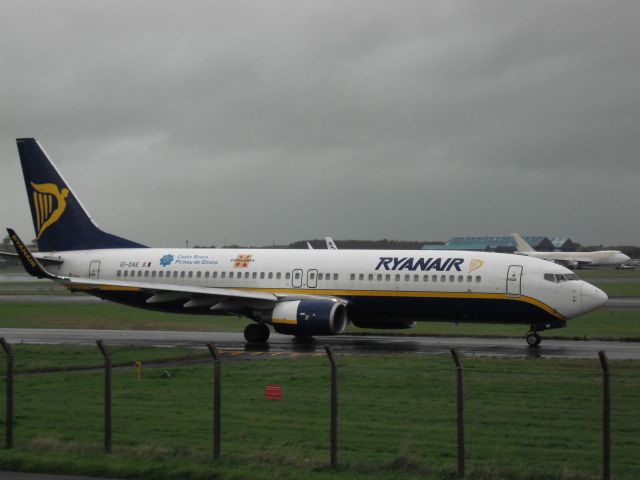 Boeing 737-800 (EI-DAE) - Taxiing to 31