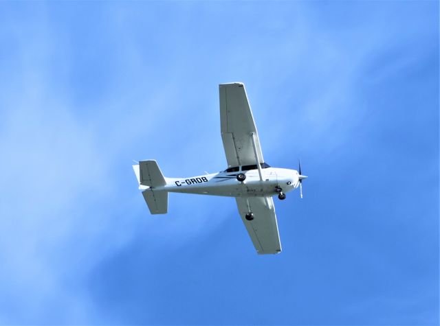 C-GRDB — - C-GRDB CESSNA 172-S Montreal Flying Club Inc. survolant la ville de Lavaltrie QC. le 03-09-2022 à 15:07