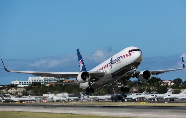 BOEING 767-300 (N237CM)
