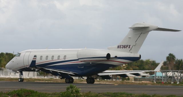 Bombardier Challenger 300 (N536FX)