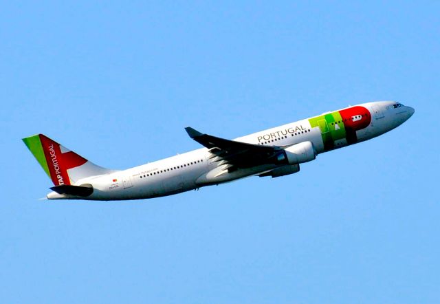 Airbus A330-200 (CS-LOL)