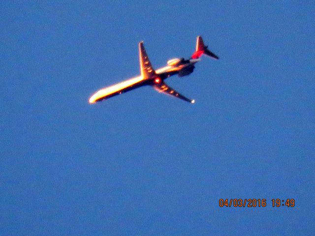 McDonnell Douglas MD-90 (N958DN)