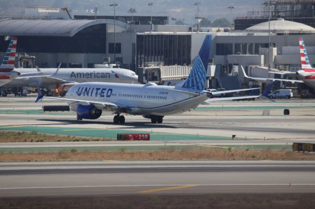 Boeing 737 MAX 9 (N37528)