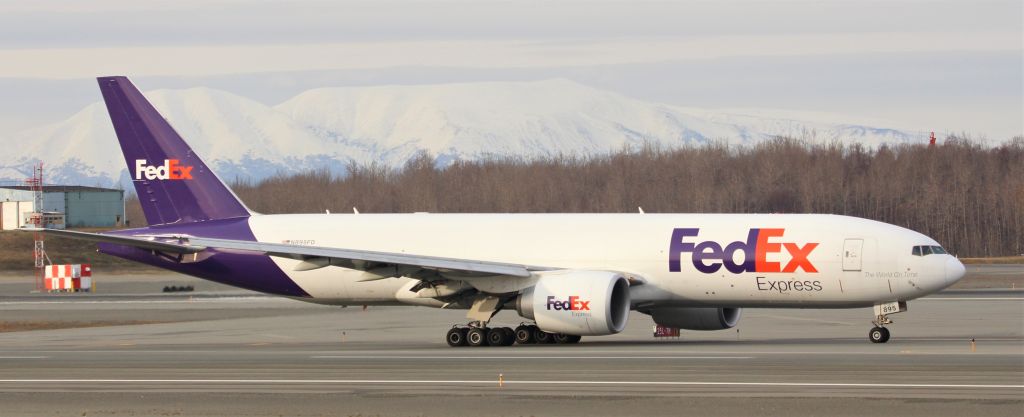 Boeing 777-200 (N895FD)