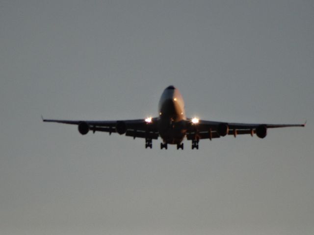 Boeing 747-400 (N418MC)