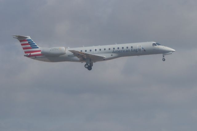 Embraer ERJ-145 (N822AE)