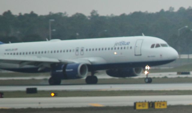 Airbus A320 (N605JB) - Main wheels touching down at RSW on 02/11/2011