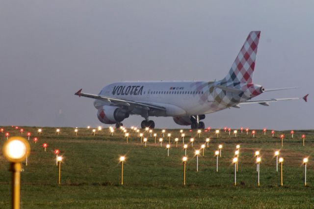 Airbus A319 (EC-MTN) - Bout de piste aéroport de Nantes