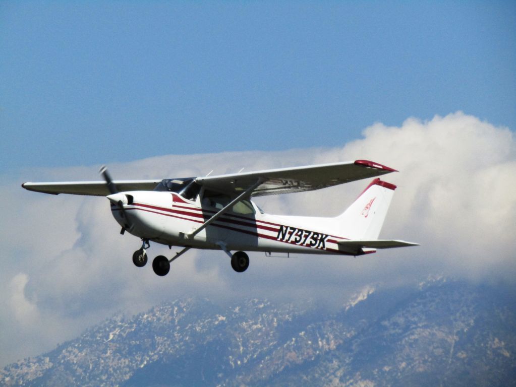 Cessna Skyhawk (N737SK) - Taking off RWY 26L