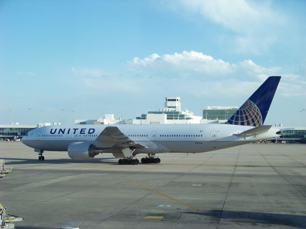 Boeing 777-200 (N211UA)
