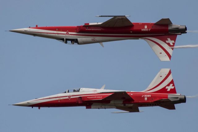 — — - Patrouille Suisse en représentation à Cazaux France