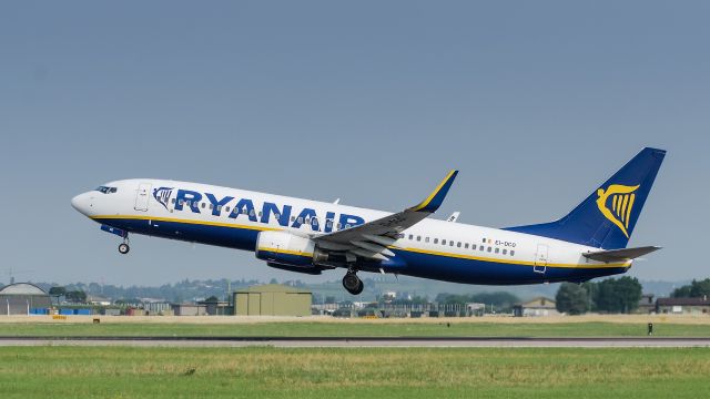 Boeing 737-800 (EI-DCO) - Ryanair takeoff from LIPX (VRN) br /Mattia Maddaloni - Piti Spotter Club