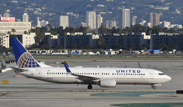 Boeing 737-800 (N87512) - Taxiing to gate at LAX