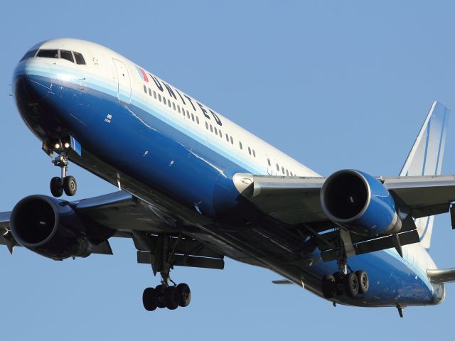 — — - The old United pre-merger livery almost consigned to the history books.